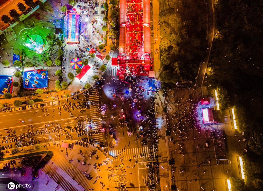 江西赣州游人如织 绚烂夜色多彩景迷人