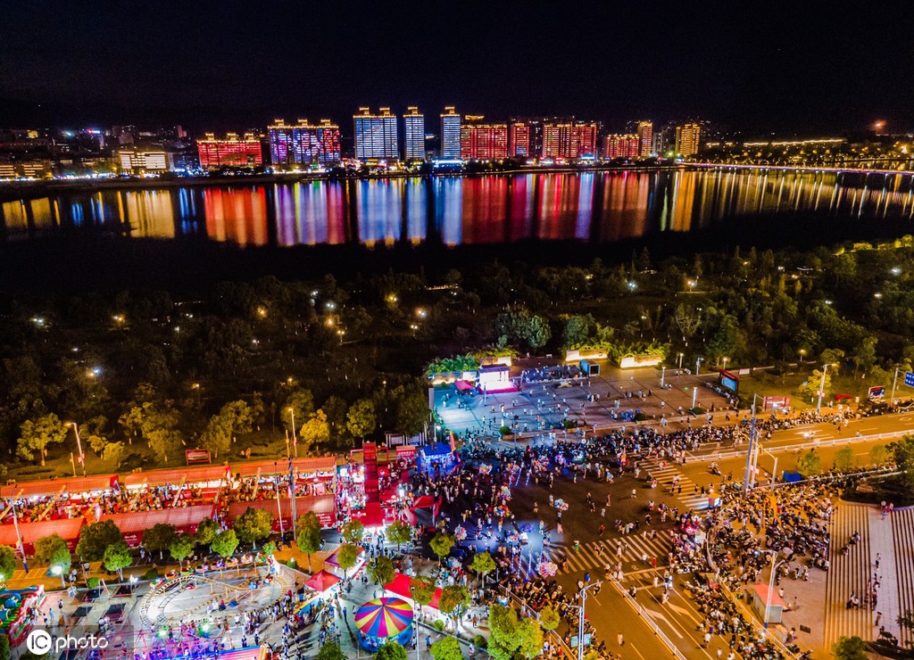 江西赣州游人如织 绚烂夜色多彩景迷人