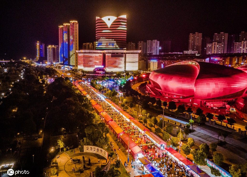 江西赣州游人如织 绚烂夜色多彩景迷人