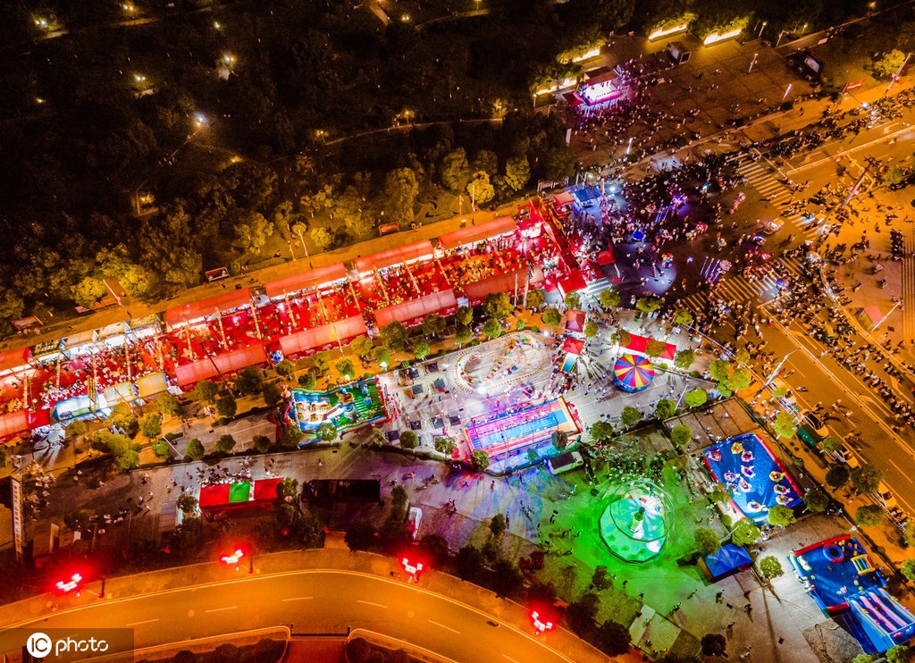 江西赣州游人如织 绚烂夜色多彩景迷人