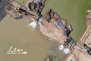 安徽芜湖：提引江水抗旱保苗