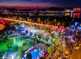 江西赣州游人如织 绚烂夜色多彩景迷人