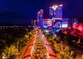 江西赣州游人如织 绚烂夜色多彩景迷人