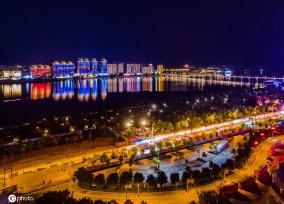 江西赣州游人如织 绚烂夜色多彩景迷人