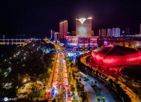 江西赣州游人如织 绚烂夜色多彩景迷人