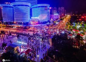 江西赣州游人如织 绚烂夜色多彩景迷人