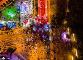 江西赣州游人如织 绚烂夜色多彩景迷人