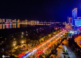 江西赣州游人如织 绚烂夜色多彩景迷人