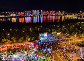 江西赣州游人如织 绚烂夜色多彩景迷人