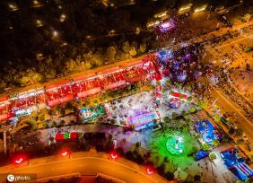 江西赣州游人如织 绚烂夜色多彩景迷人