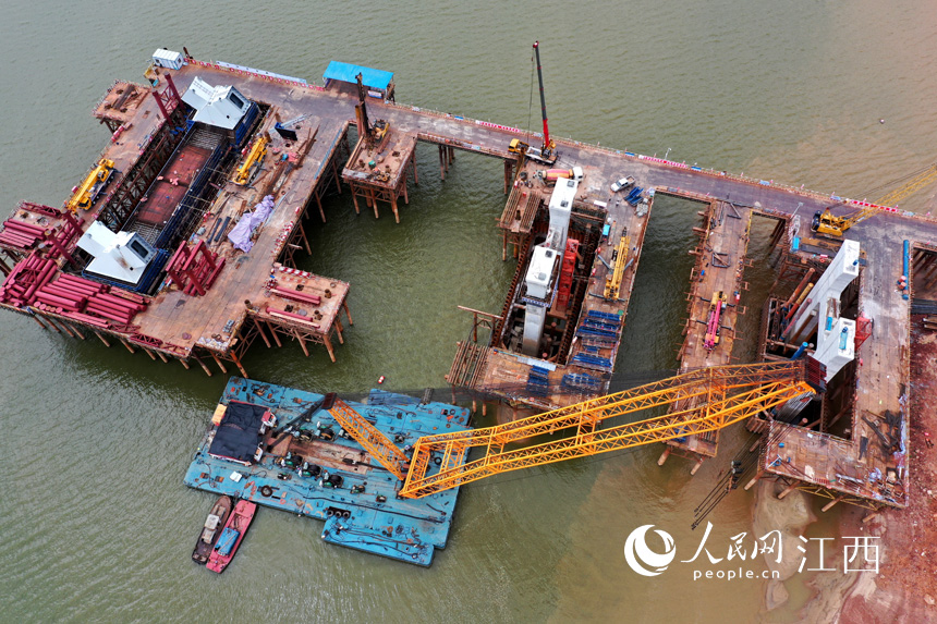 江西南昌：桥墩出水 过江大桥施工忙