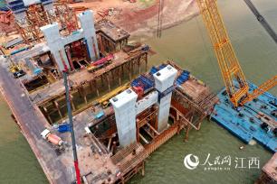 江西南昌：桥墩出水 过江大桥施工忙