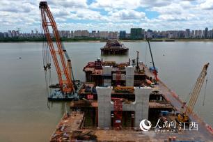江西南昌：桥墩出水 过江大桥施工忙