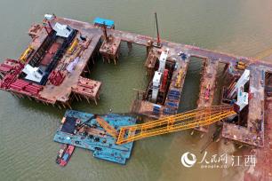 江西南昌：桥墩出水 过江大桥施工忙