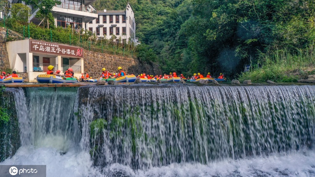 浙江杭州:处暑时节 峡谷漂流景区人气火爆