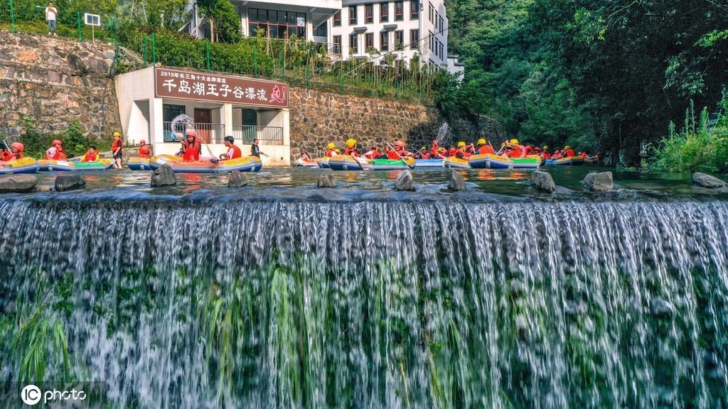 浙江杭州:处暑时节 峡谷漂流景区人气火爆