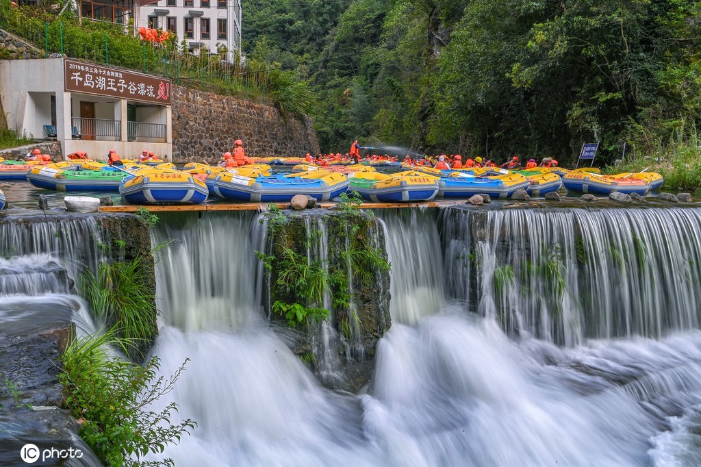 浙江杭州:处暑时节 峡谷漂流景区人气火爆