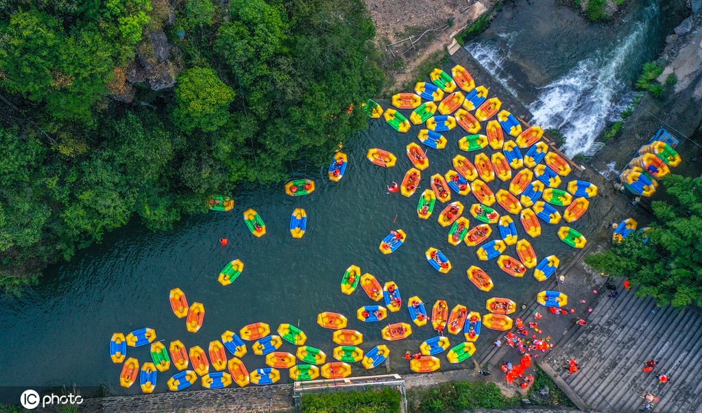 浙江杭州:处暑时节 峡谷漂流景区人气火爆