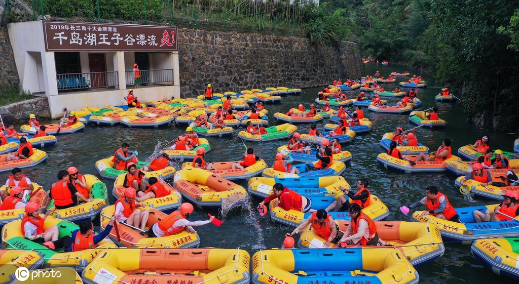 浙江杭州:处暑时节 峡谷漂流景区人气火爆
