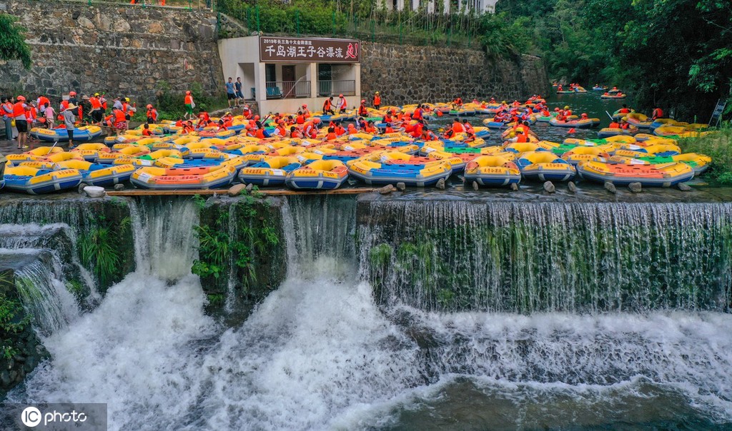 浙江杭州:处暑时节 峡谷漂流景区人气火爆