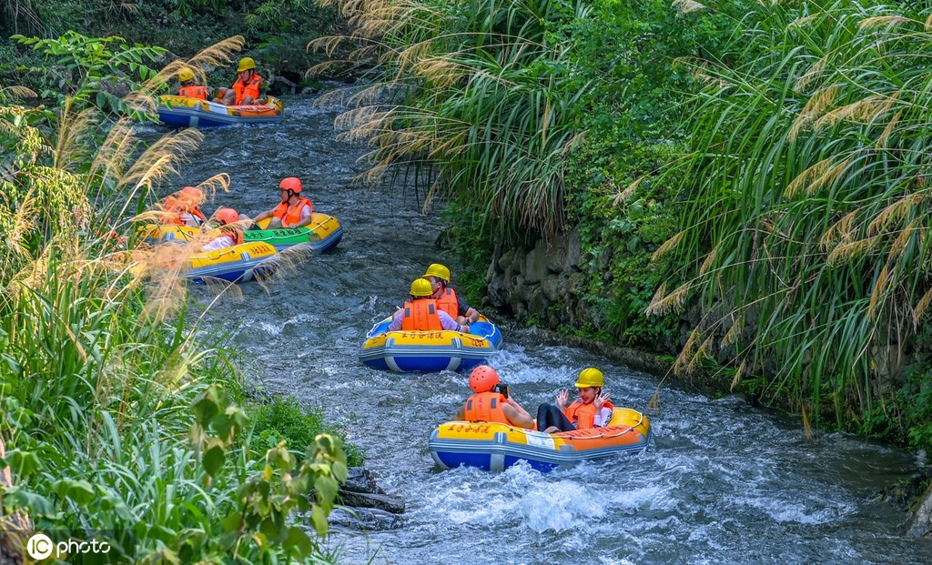 浙江杭州:处暑时节 峡谷漂流景区人气火爆