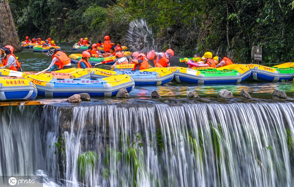 浙江杭州:处暑时节 峡谷漂流景区人气火爆