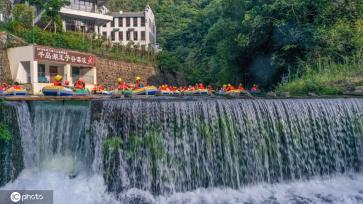 浙江杭州:处暑时节 峡谷漂流景区人气火爆