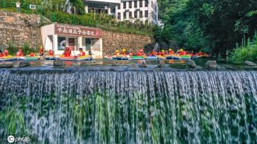 浙江杭州:处暑时节 峡谷漂流景区人气火爆
