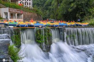 浙江杭州:处暑时节 峡谷漂流景区人气火爆