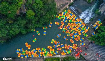 浙江杭州:处暑时节 峡谷漂流景区人气火爆