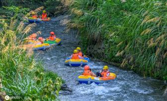 浙江杭州:处暑时节 峡谷漂流景区人气火爆