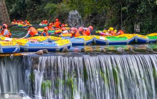 浙江杭州:处暑时节 峡谷漂流景区人气火爆