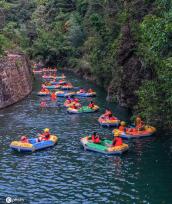 浙江杭州:处暑时节 峡谷漂流景区人气火爆