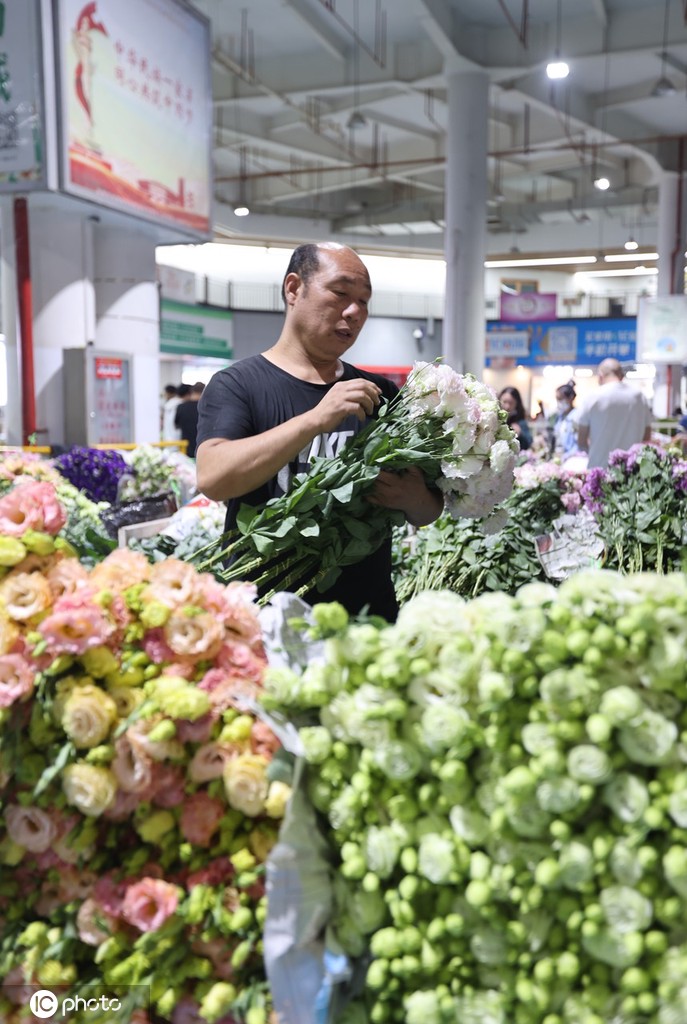 昆明斗南花市点亮“夜经济” 成打卡新热门地