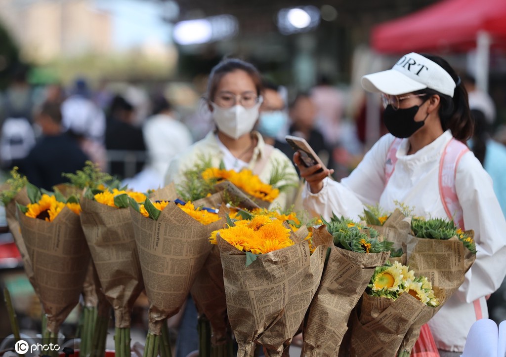 昆明斗南花市点亮“夜经济” 成打卡新热门地