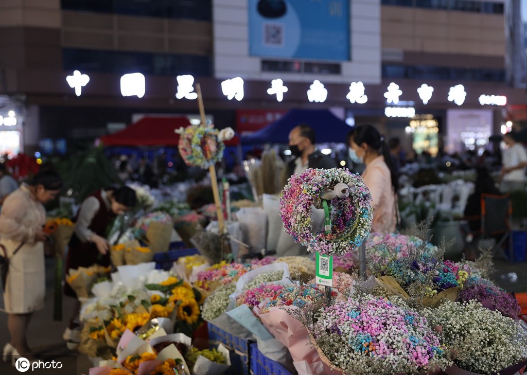 昆明斗南花市点亮“夜经济” 成打卡新热门地