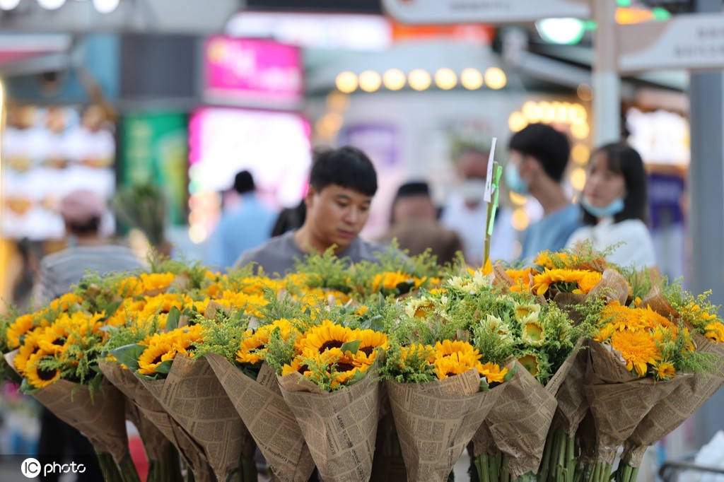 昆明斗南花市点亮“夜经济” 成打卡新热门地