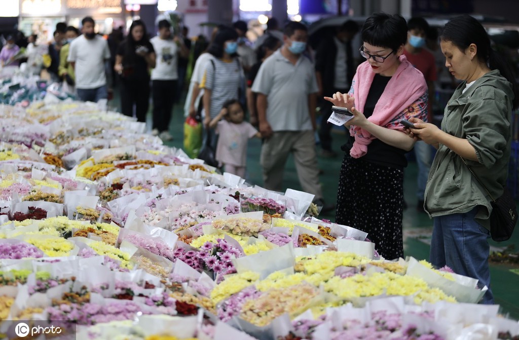 昆明斗南花市点亮“夜经济” 成打卡新热门地