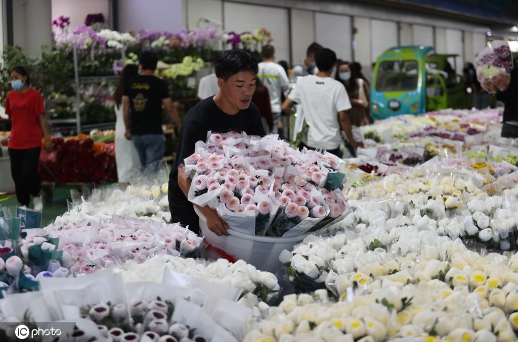 昆明斗南花市点亮“夜经济” 成打卡新热门地
