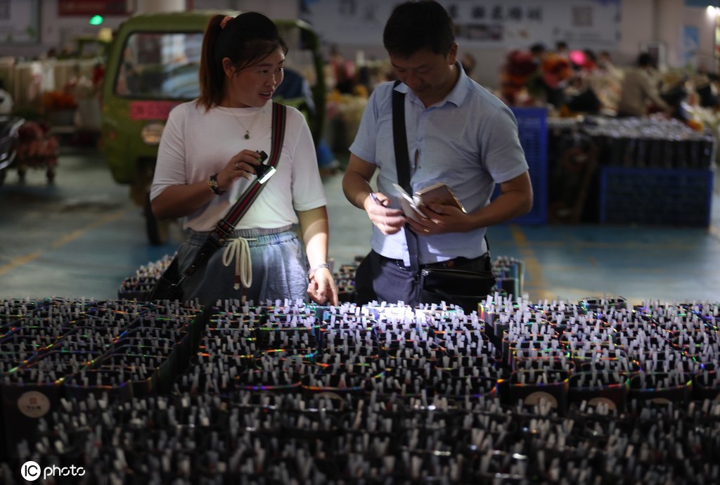 昆明斗南花市点亮“夜经济” 成打卡新热门地