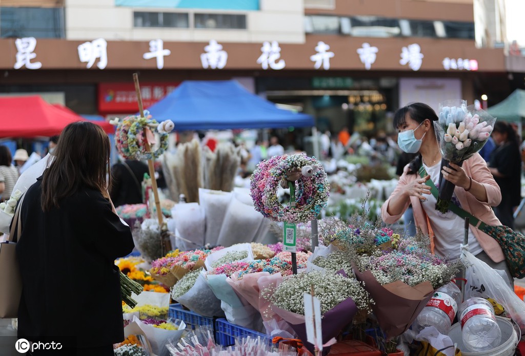 昆明斗南花市点亮“夜经济” 成打卡新热门地