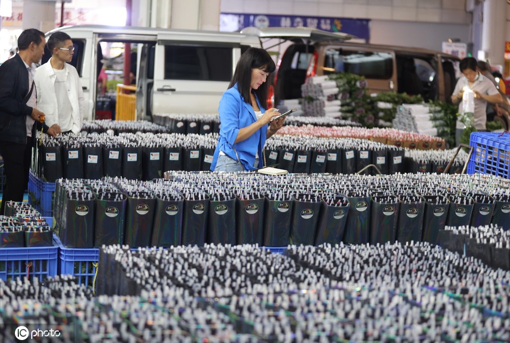 昆明斗南花市点亮“夜经济” 成打卡新热门地