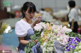 昆明斗南花市点亮“夜经济” 成打卡新热门地