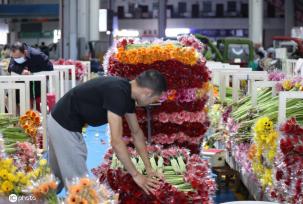 昆明斗南花市点亮“夜经济” 成打卡新热门地