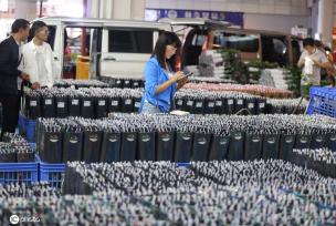 昆明斗南花市点亮“夜经济” 成打卡新热门地