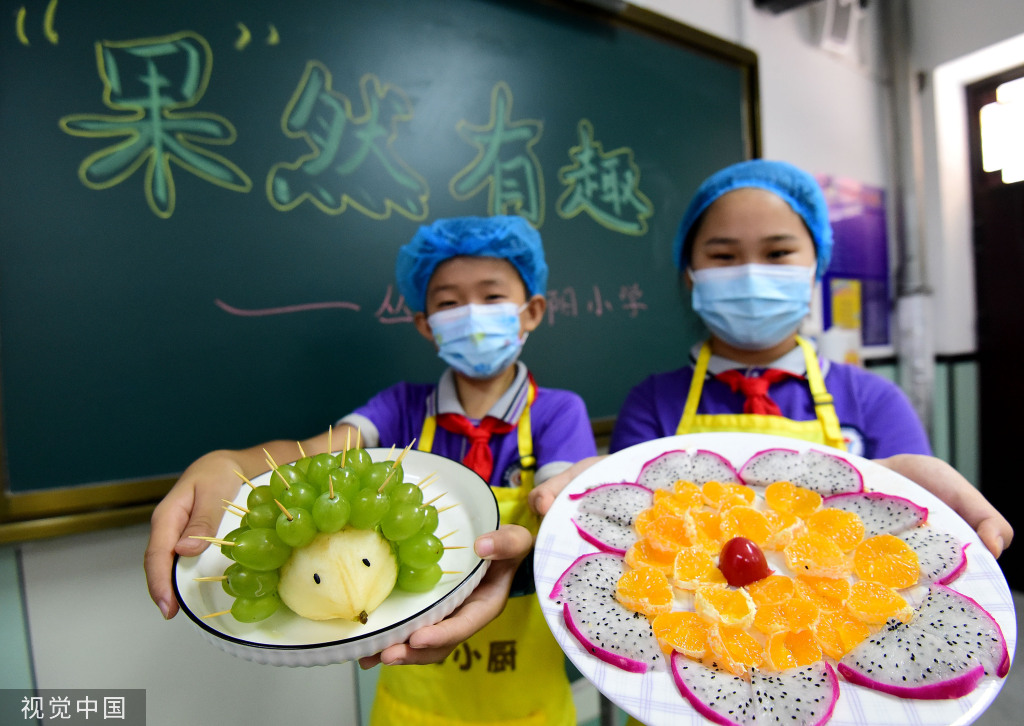 河北邯郸：学生劳动课学习烹饪技能