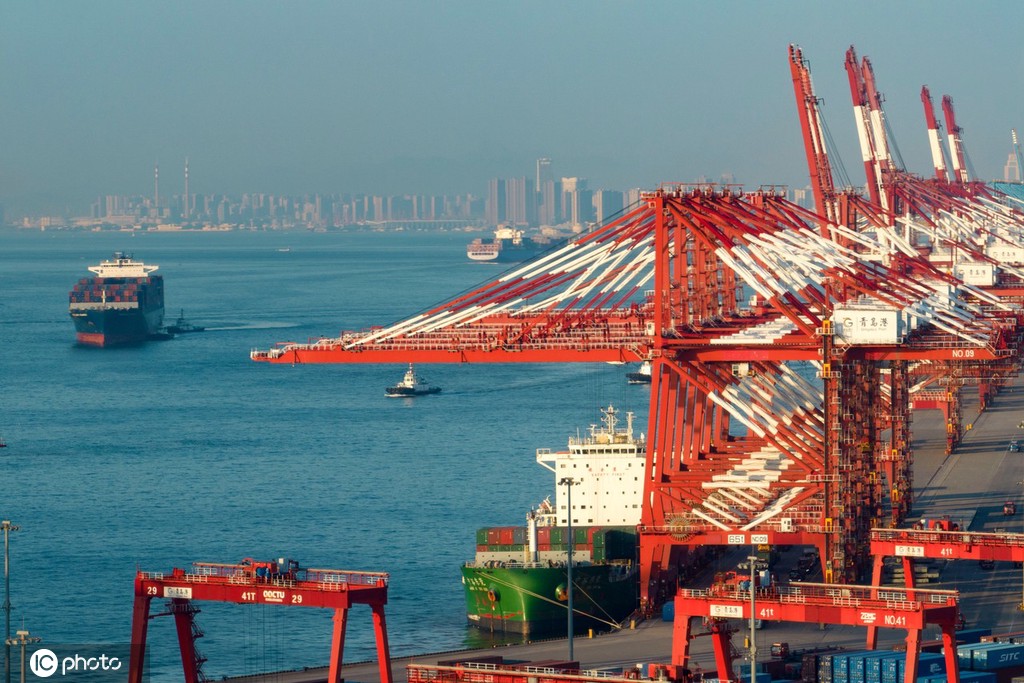 青岛港前湾外贸集装箱码头 船来船往吞吐忙