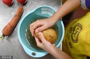 河北邯郸：学生劳动课学习烹饪技能