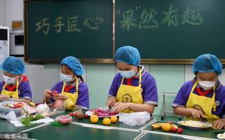 河北邯郸：学生劳动课学习烹饪技能