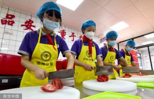 河北邯郸：学生劳动课学习烹饪技能